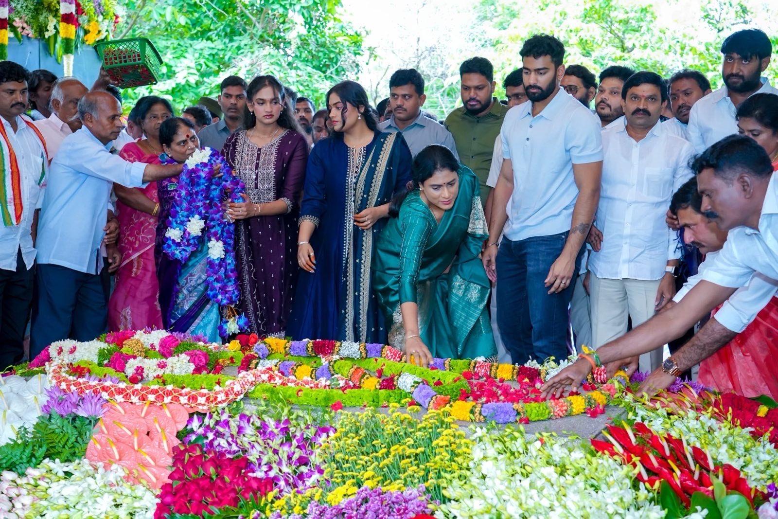 Jagan, Sharmila pay tributes to father YSR on his death anniversary