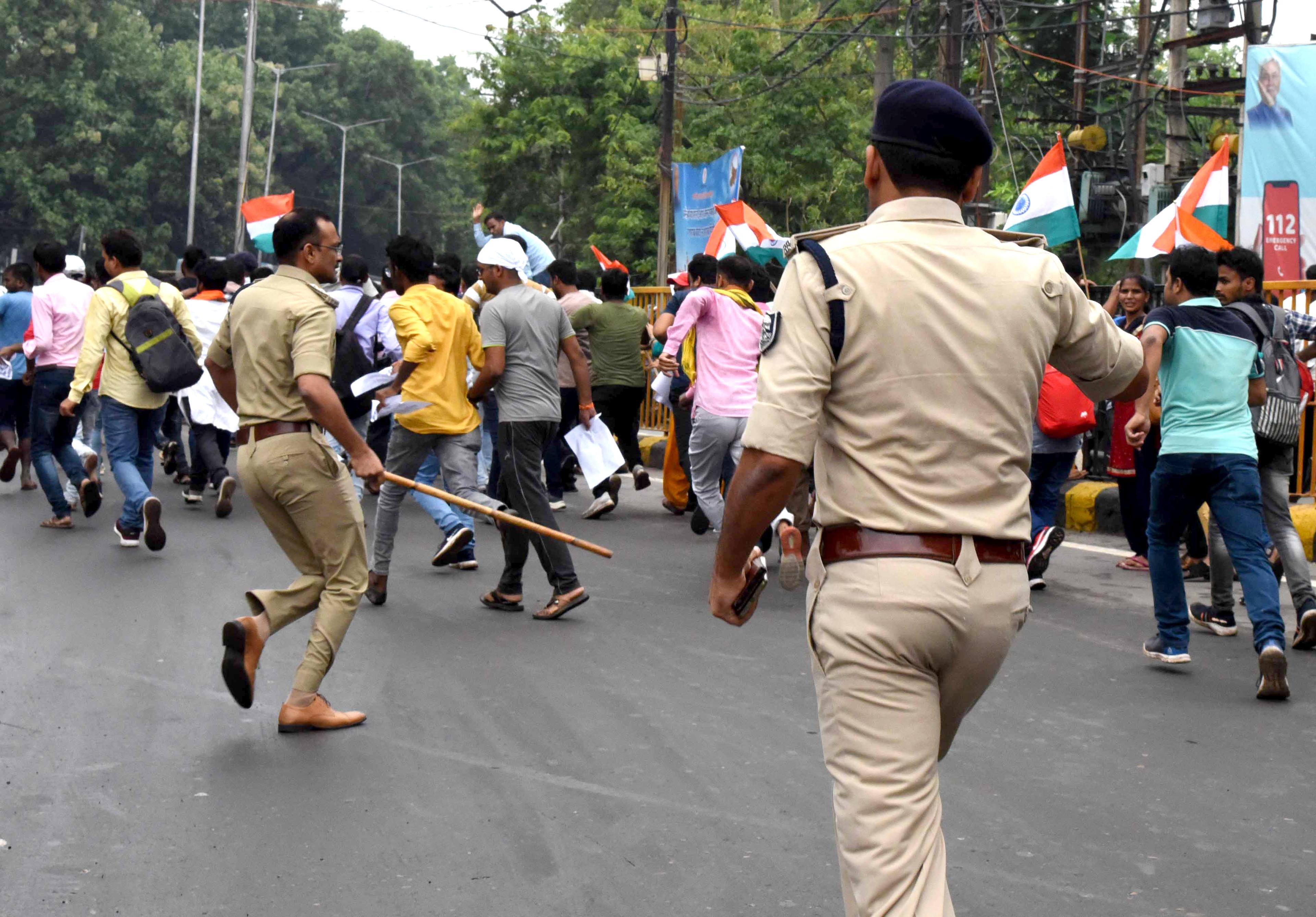 Police lathi-charge Sub-Inspector, Constable candidates in Patna; woman aspirant injured