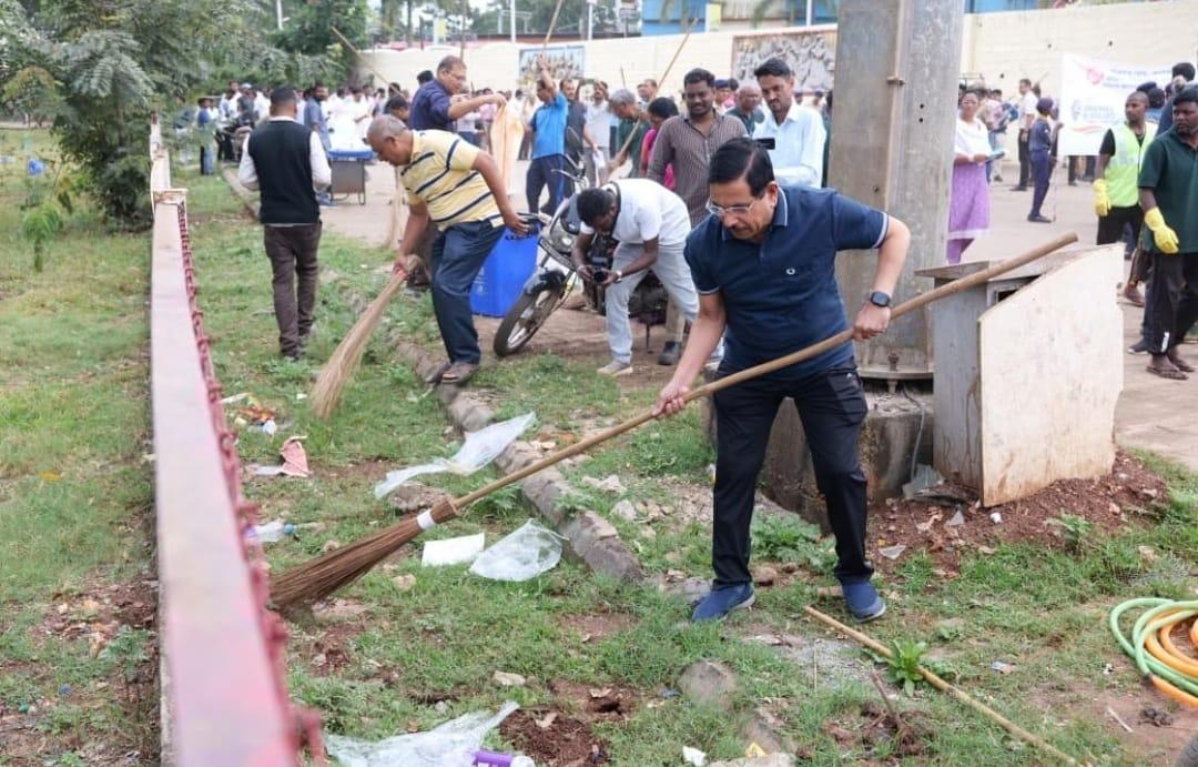 Pralhad Joshi takes part in Swachh Bharat campaign, appeals for blood donation on PM Modi's birthday