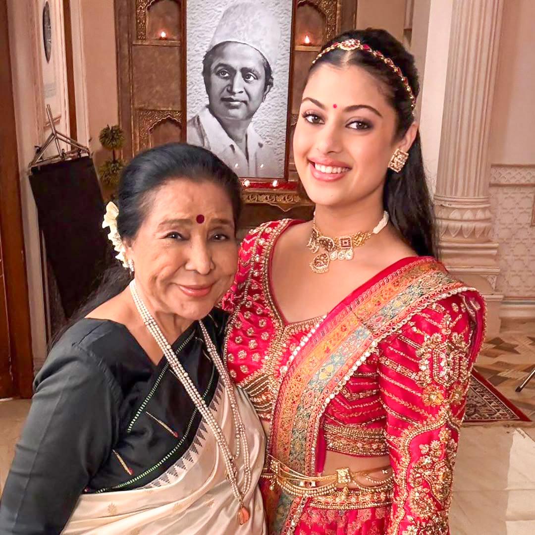 Asha Bhosale turns 92; granddaughter Zanai asks, “92 or 29?!”