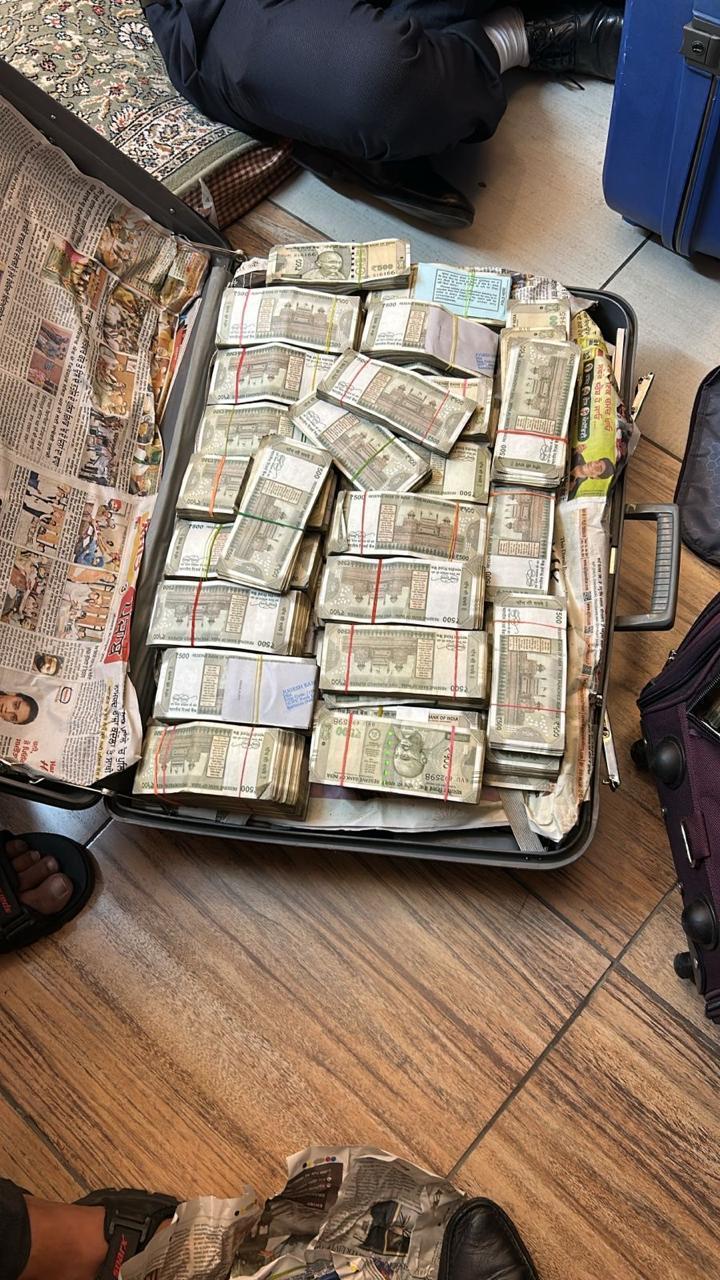 CBI arrest senior Punjab IPS officer on graft charge, large amounts of cash, jewellery recovered (Lead)