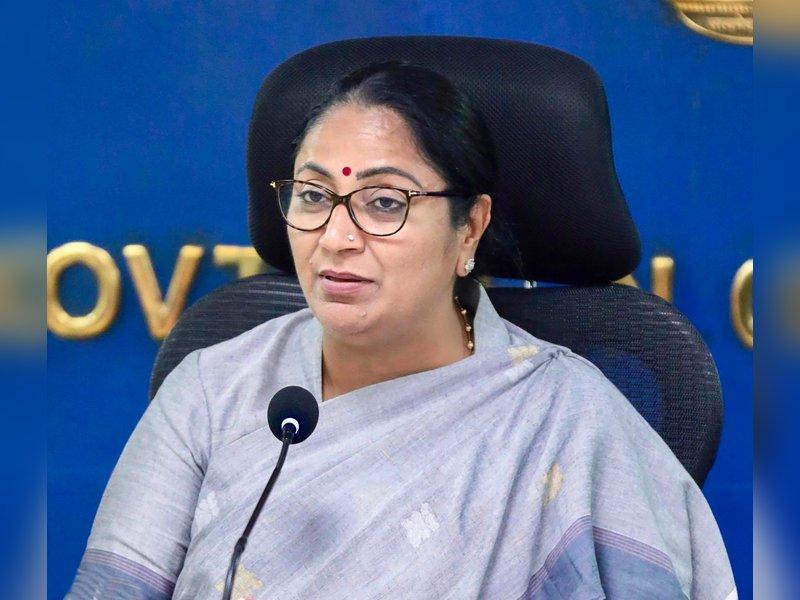 Delhi bans fuel for old vehicles from today