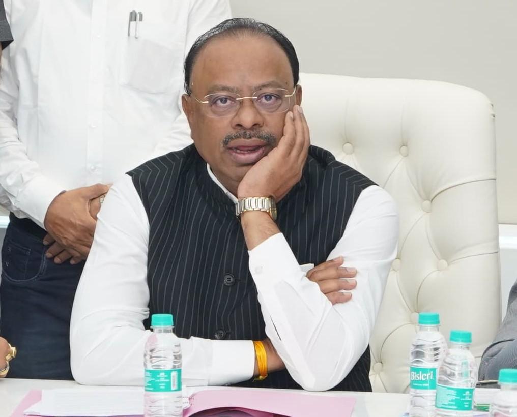 Maha govt to make provision for action against obstructers of farm and village access roads