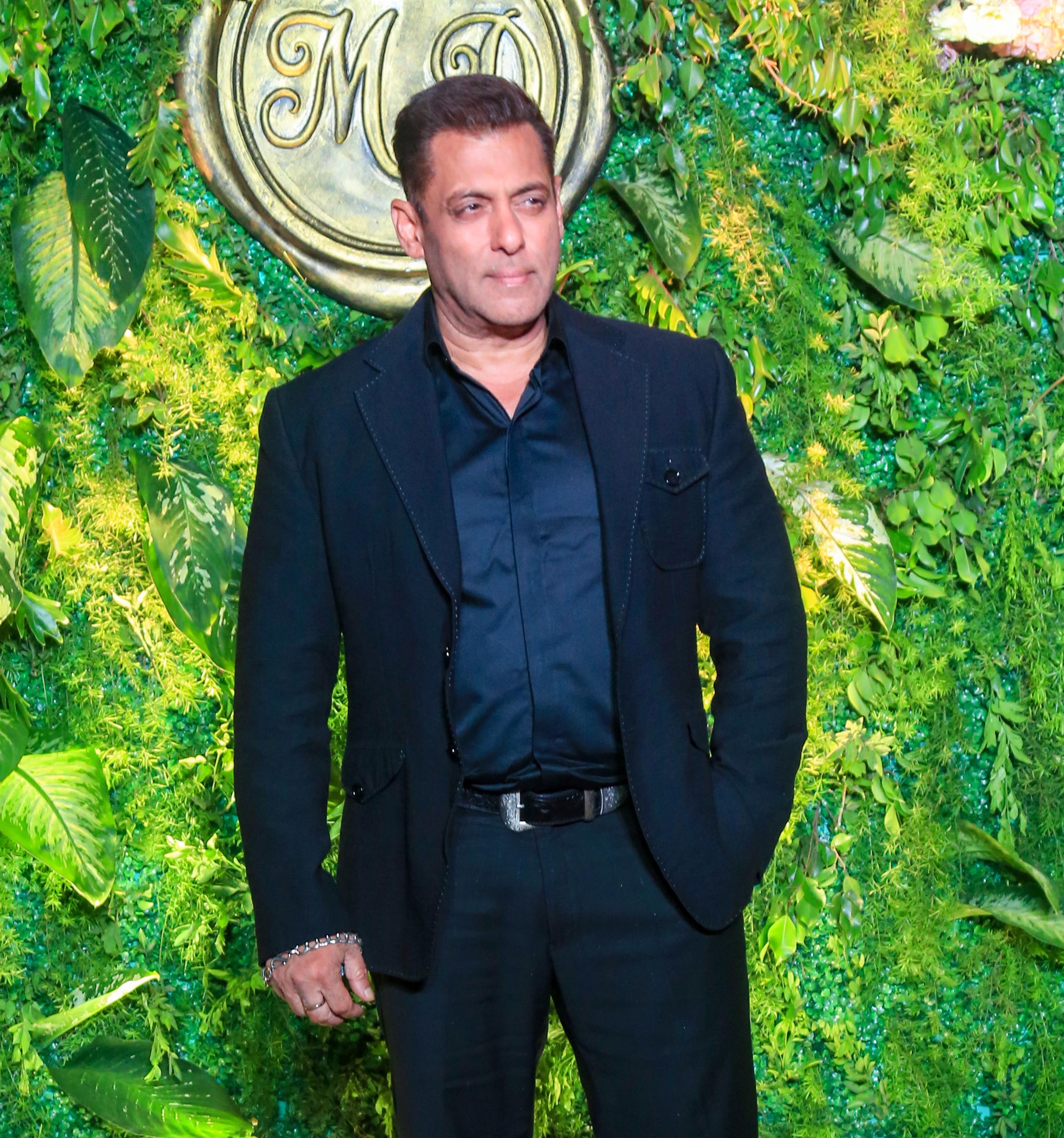 Salman Khan looks dashing at ‘Hum Aapke Hain Koun’ reunion during Barjatya wedding bash