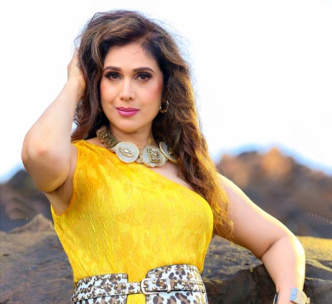 Meenakshi Seshadri revisits ‘Hero’, ‘Meri Jung’ memories during beach visit