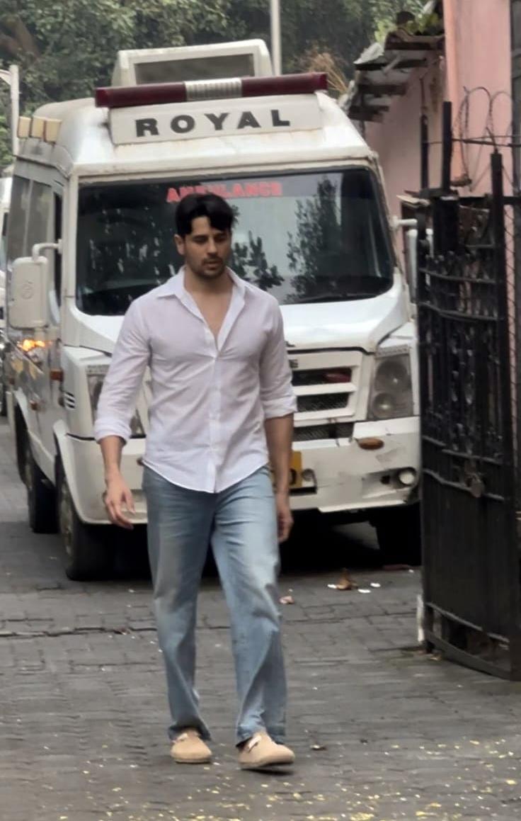 Sidharth Malhotra attends late actor Pankaj Dheer's funeral