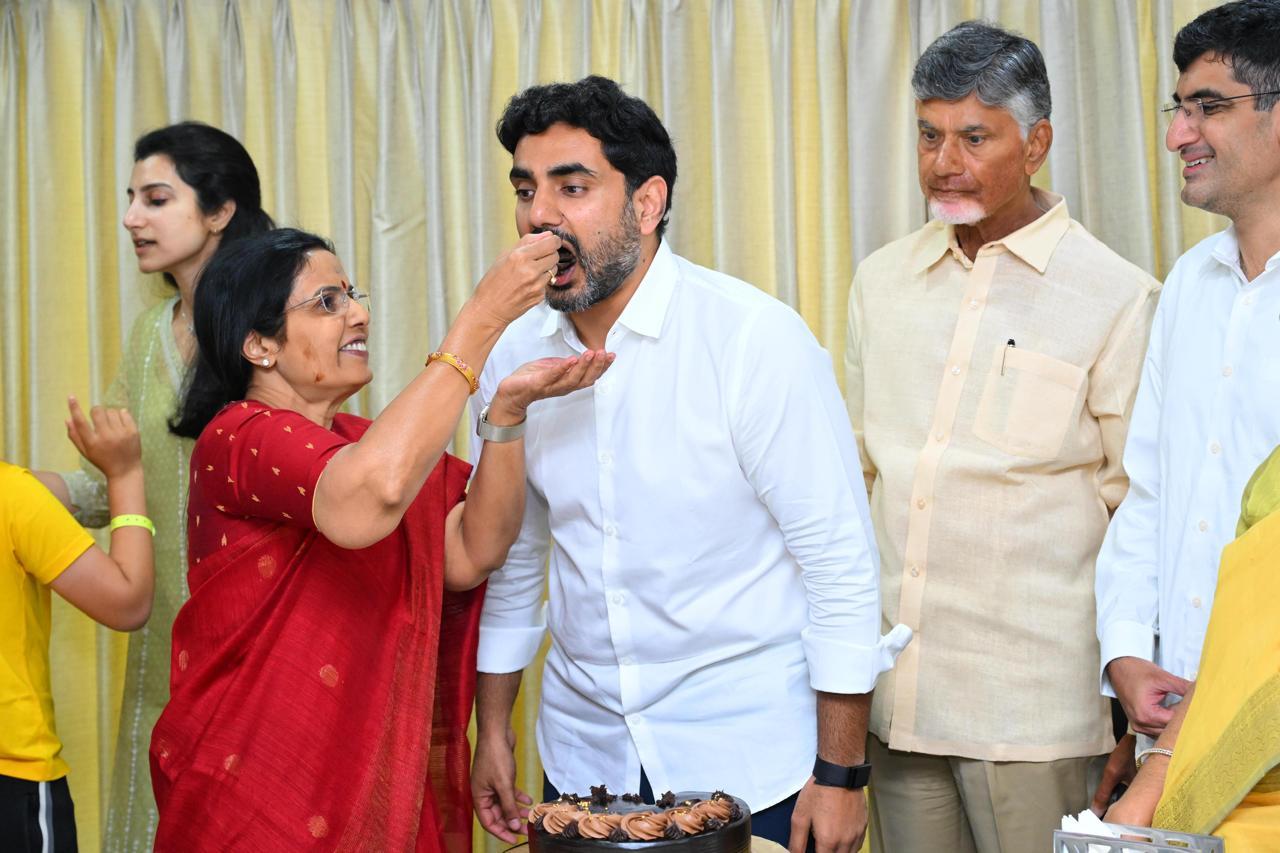 Chandrababu Naidu greets wife Bhuvaneshwari on birthday