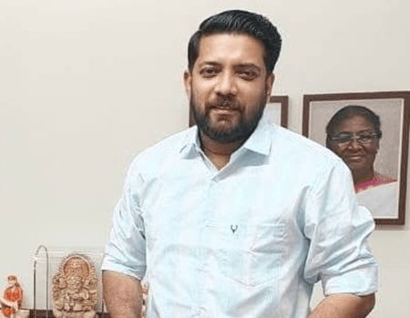 Beaten by police, Cong MP Parambil vows to take legal action