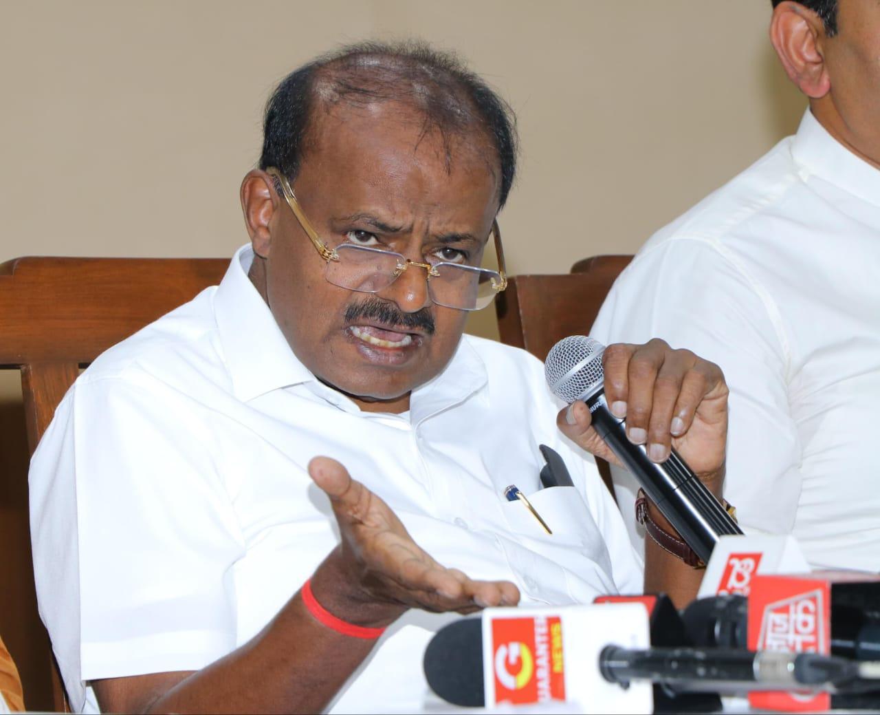 Kumaraswamy accuses K'taka CM of eating dosa with grandson even after learning about stampede deaths
