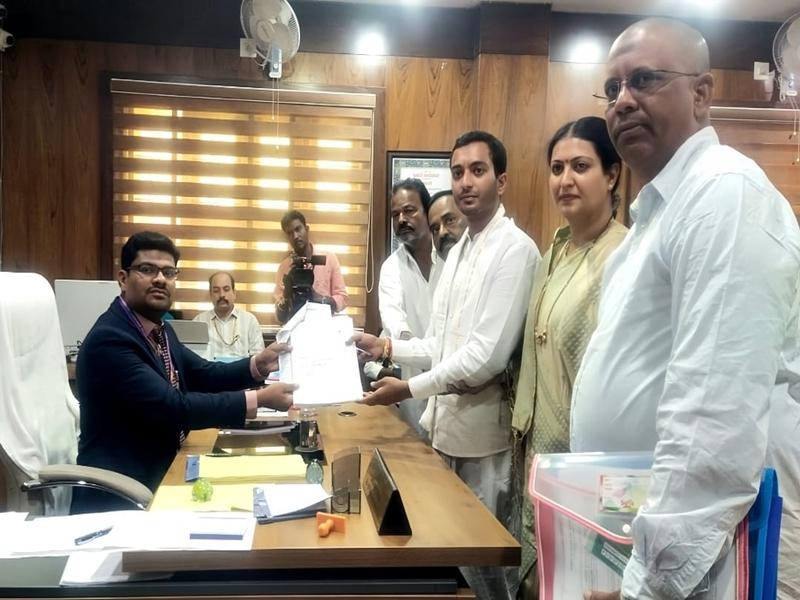 K'taka bypoll: Cong rift widens as aspirant files nomination before ticket announcement