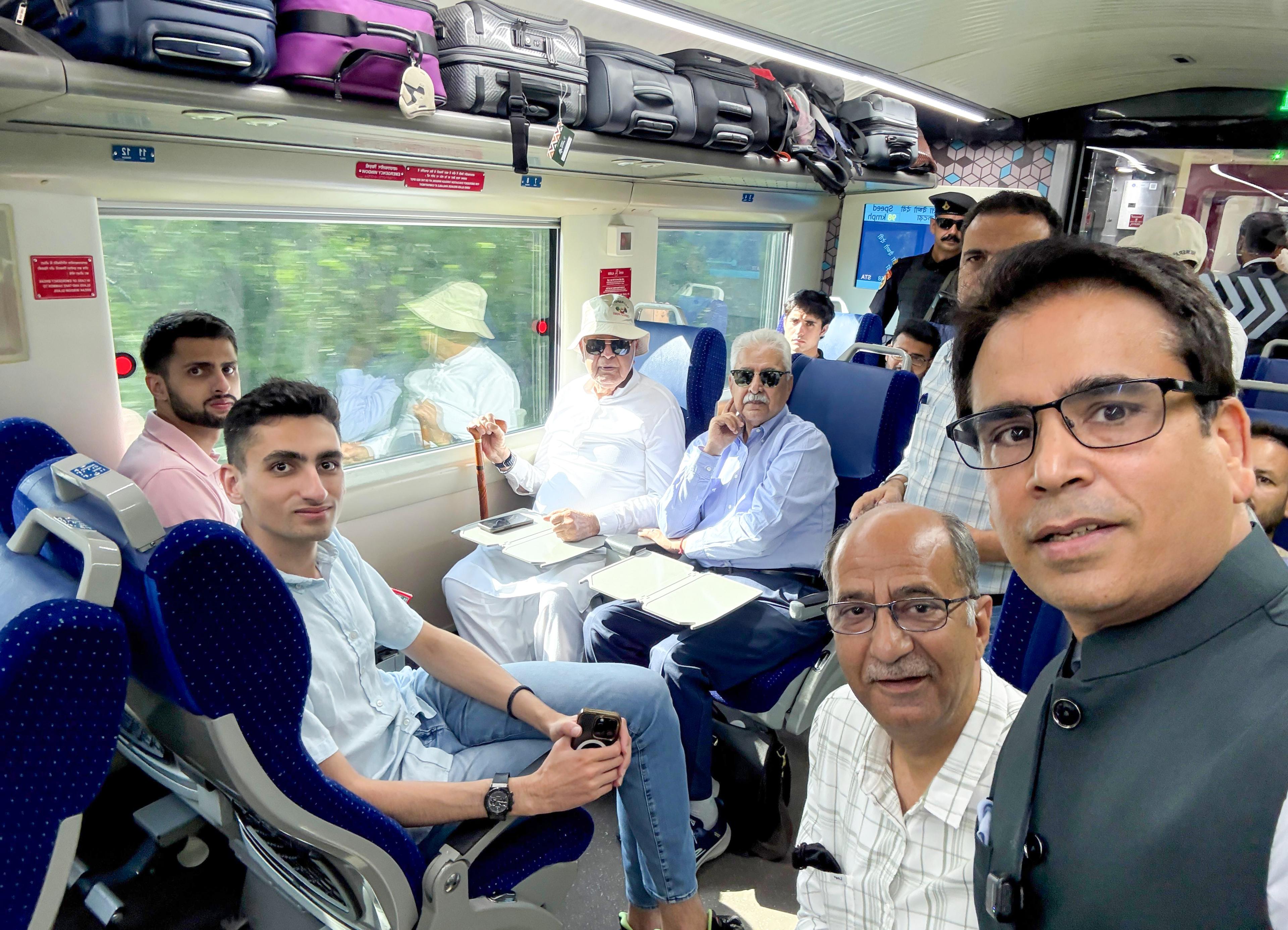 Dr Farooq Abdullah pays obeisance at Mata Vaishno Devi shrine after spending night there