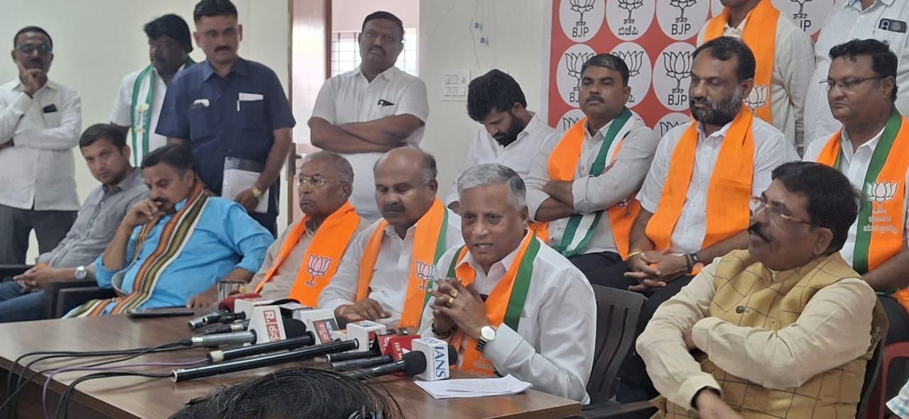 2,809 K'taka farmers died in three years, Cong govt deceiving people: Union Minister