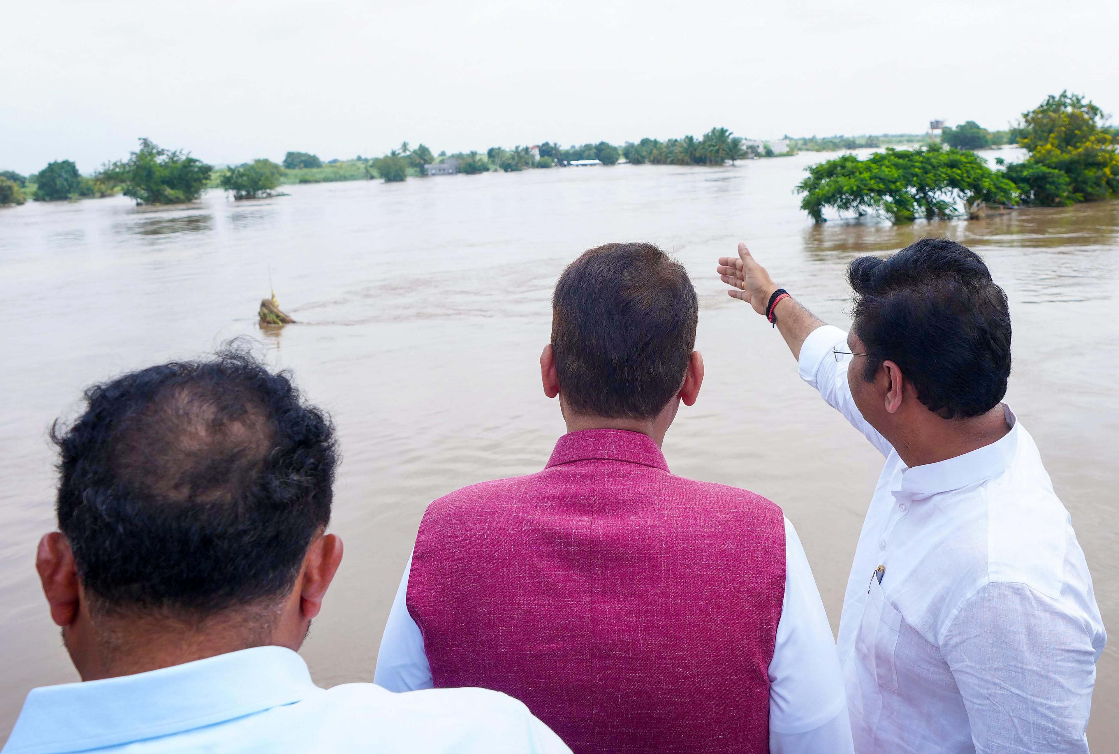 Maha: War of words between ruling, oppn parties over financial aid to farmers hit by rain and flood