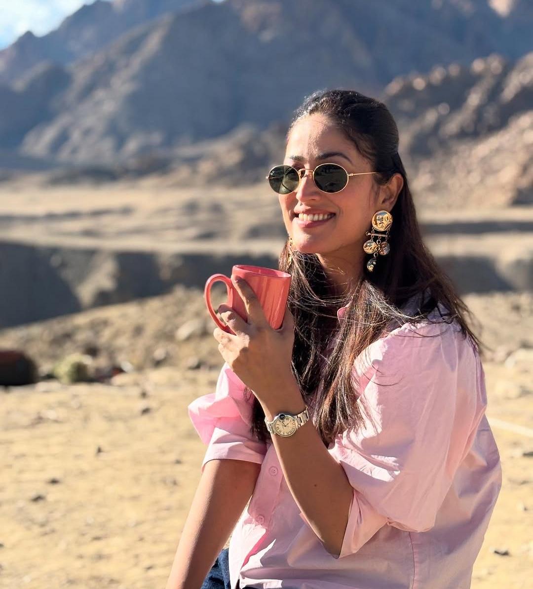 Yami Gautam enjoys a cup of “chai” in Leh with her father