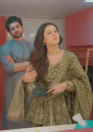 Exes Isha Malviya, Abhishek Kumar shoot a romantic video; fans ask them to get back together