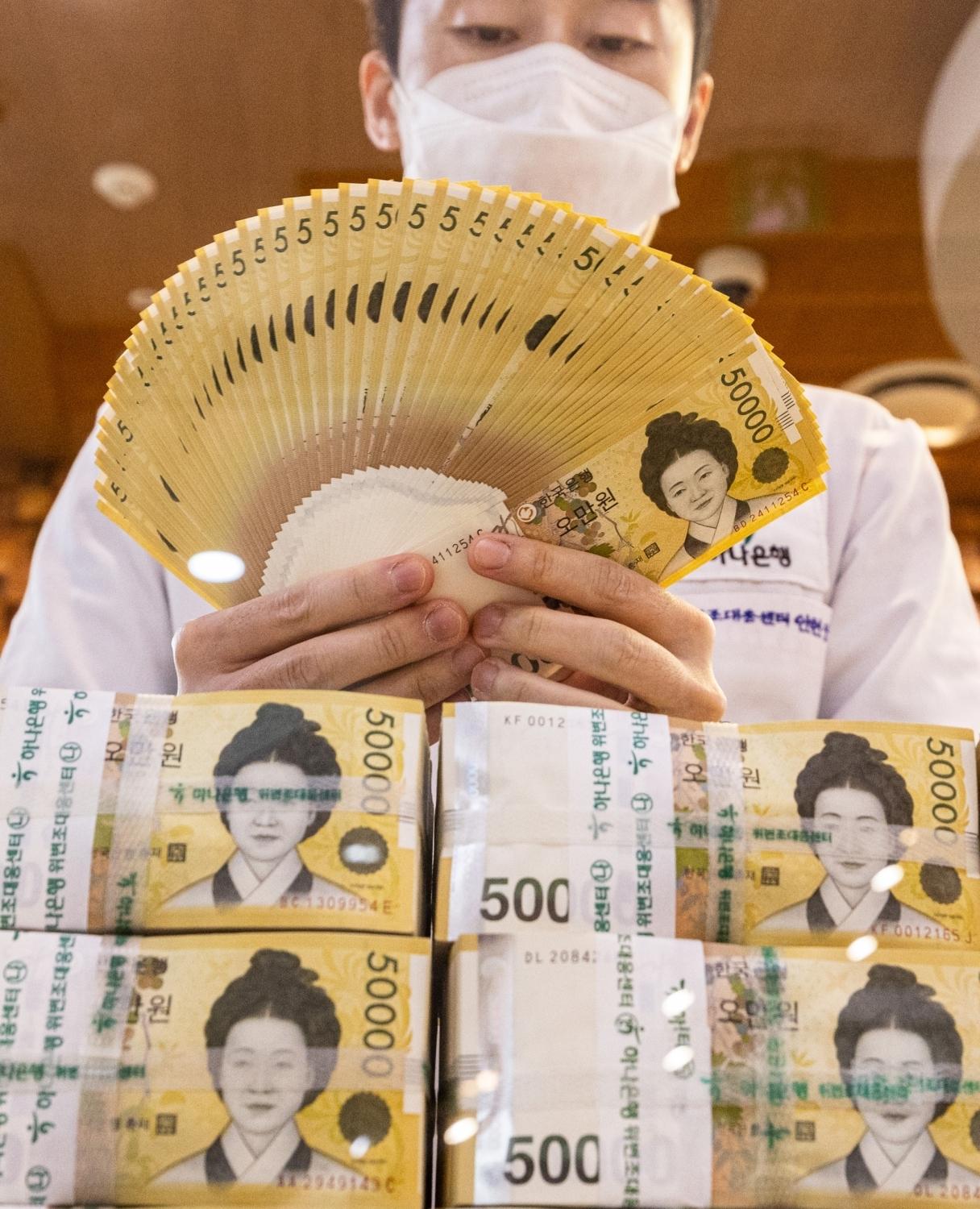 Experts predict US dollar-won at 1,420 level on annual average