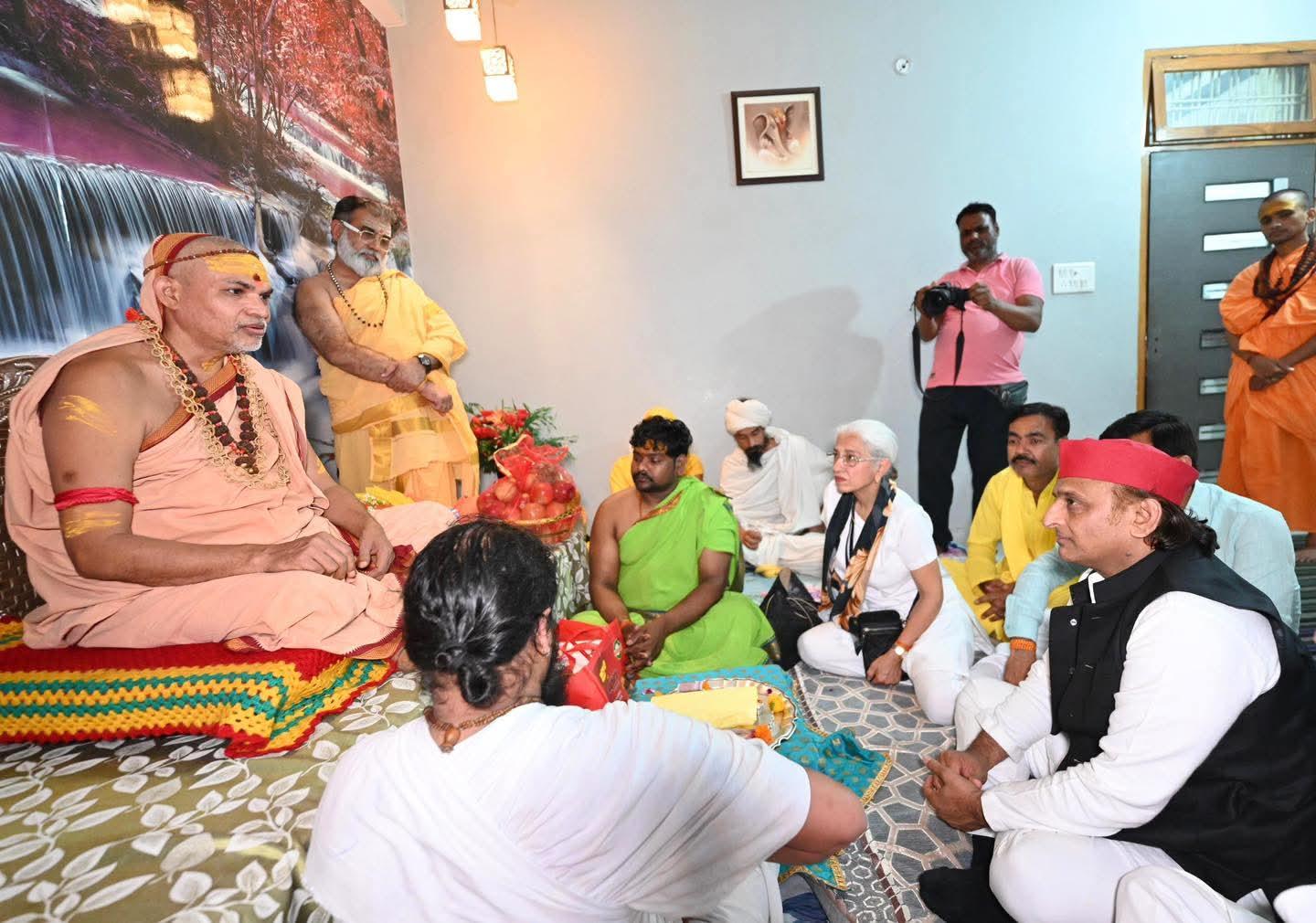 Akhilesh Yadav meets Shankaracharya in Lucknow; discusses cow welfare