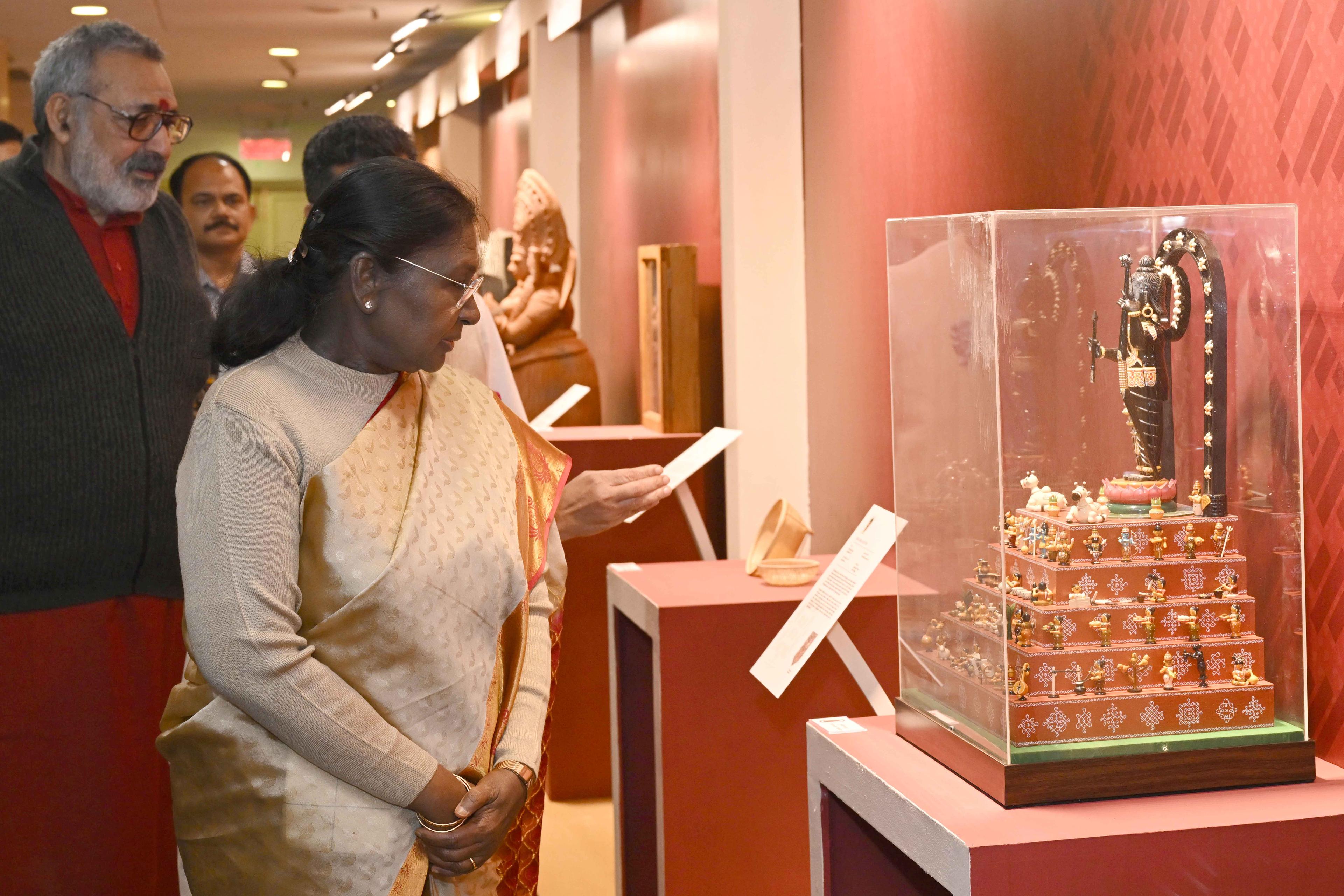 President Murmu presents National Handicrafts Awards for 2023, 2024