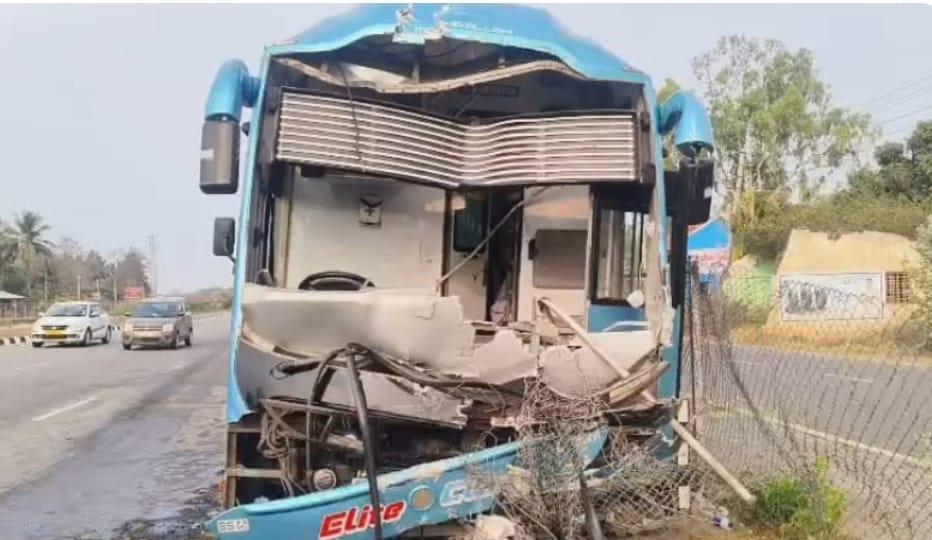 Four killed as Calicut-Bengaluru bus crashes on expressway in K'taka's Ramanagara