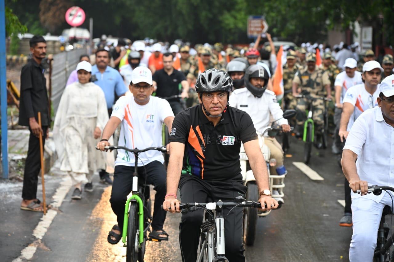 Sports Min Mandaviya leads ‘Sundays on Cycle’ honouring Kargil heroes