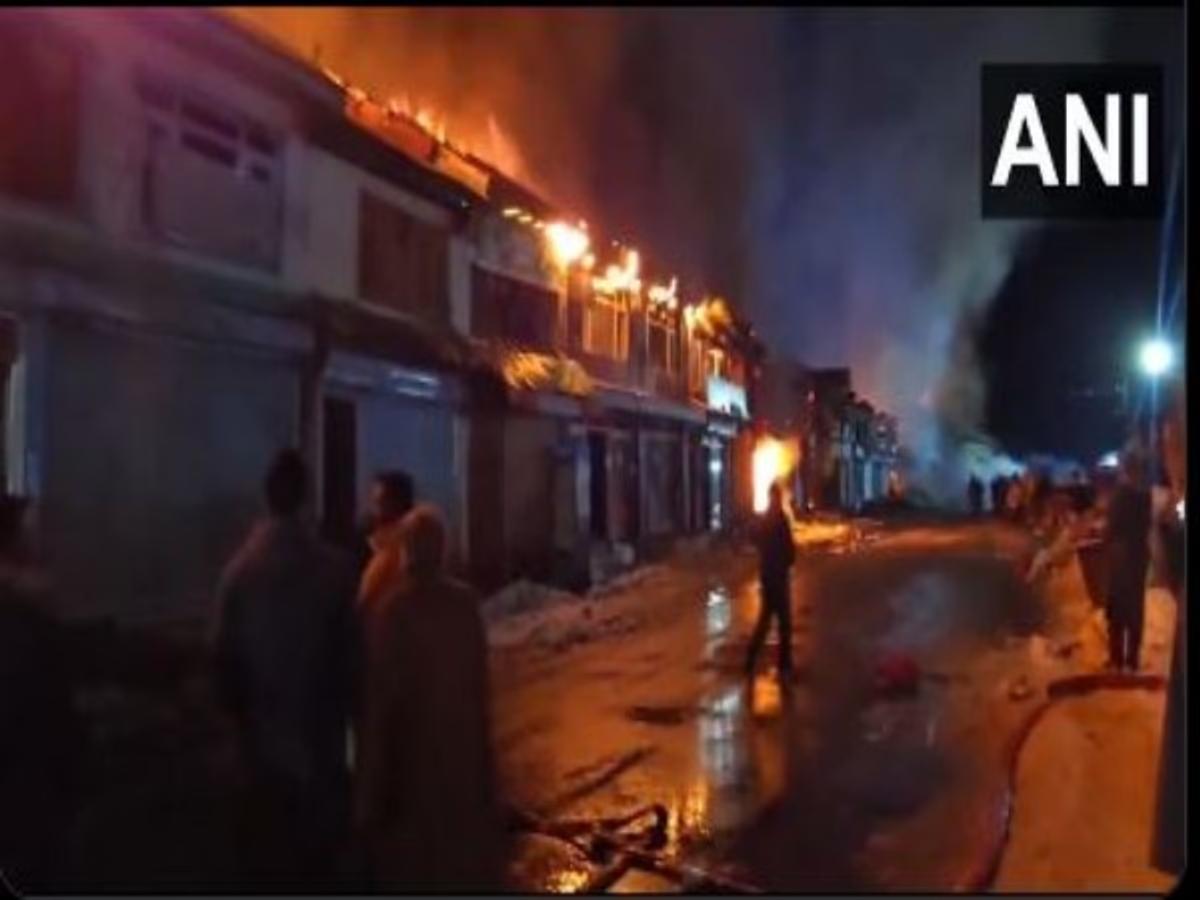 Massive Fire Engulfs 40 Shops in Sonamarg Market