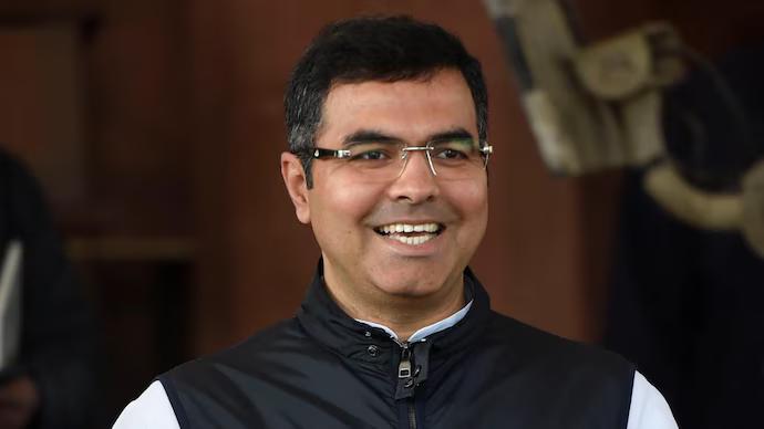 BJP Leader Parvesh Verma Accused of Distributing Money