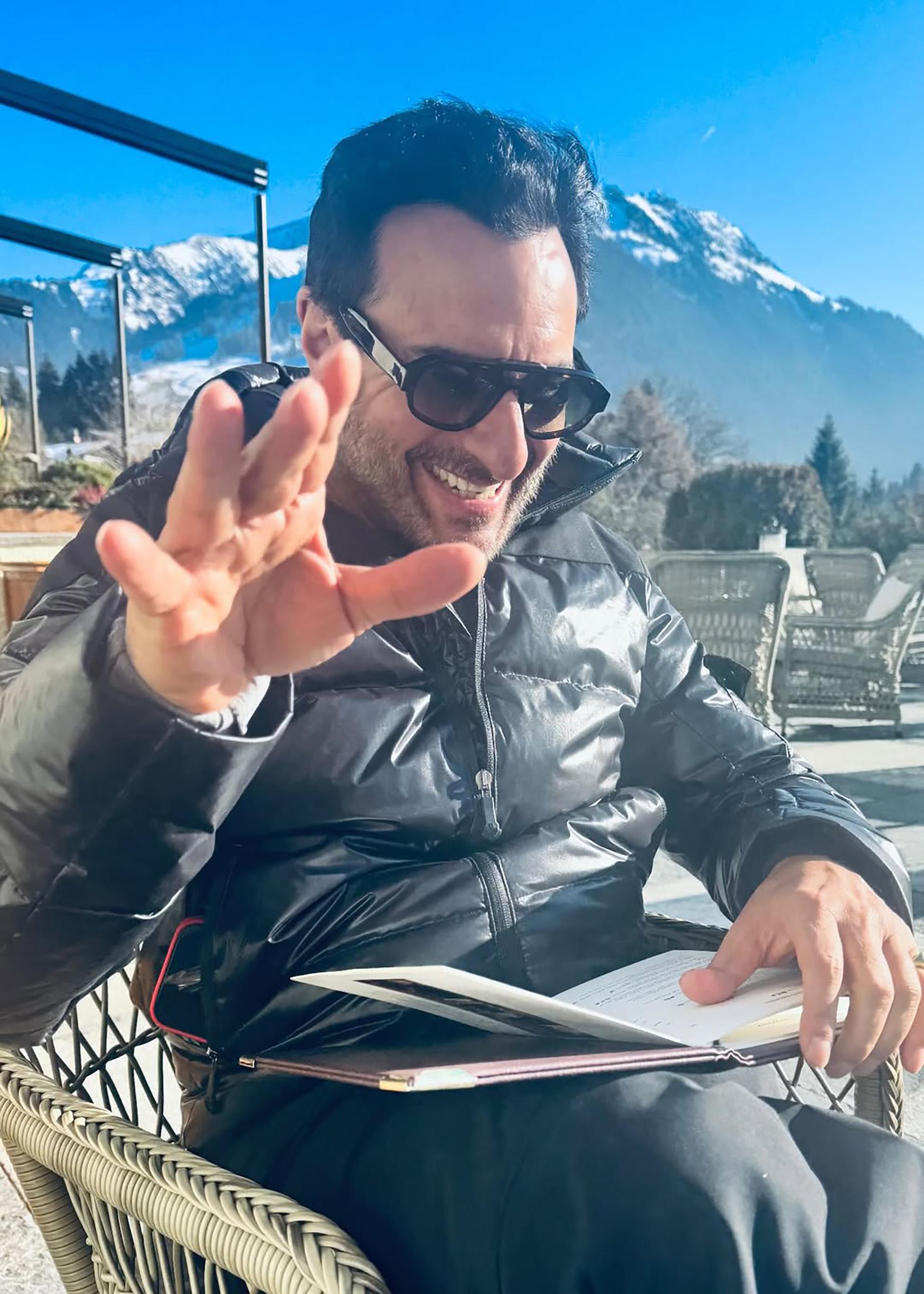 Kareena Kapoor 'finally' gets Saif Ali Khan to pose for a picture on their lavish holiday