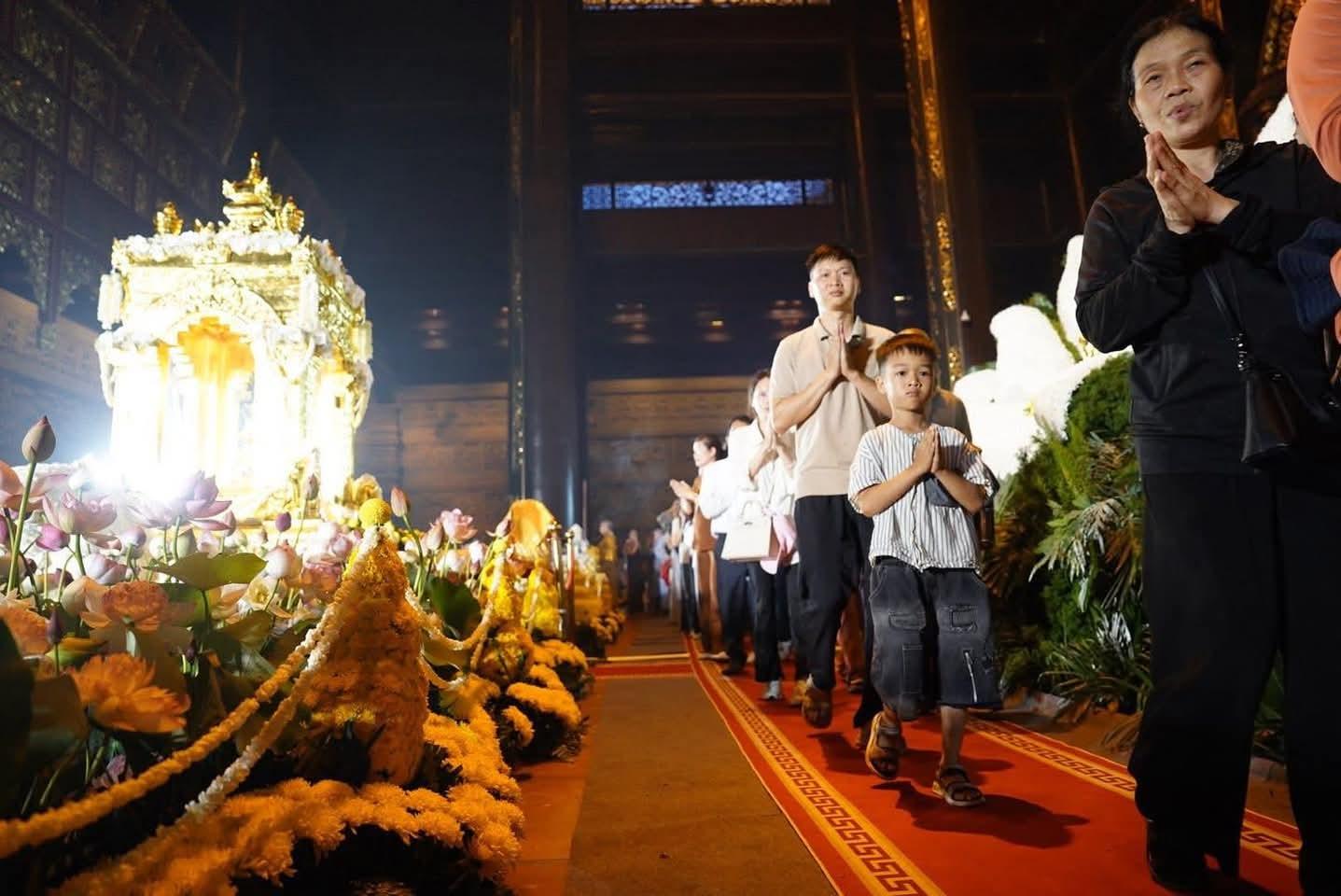 Vietnam: Large number of devotees pay respect to holy Buddha relics from India
