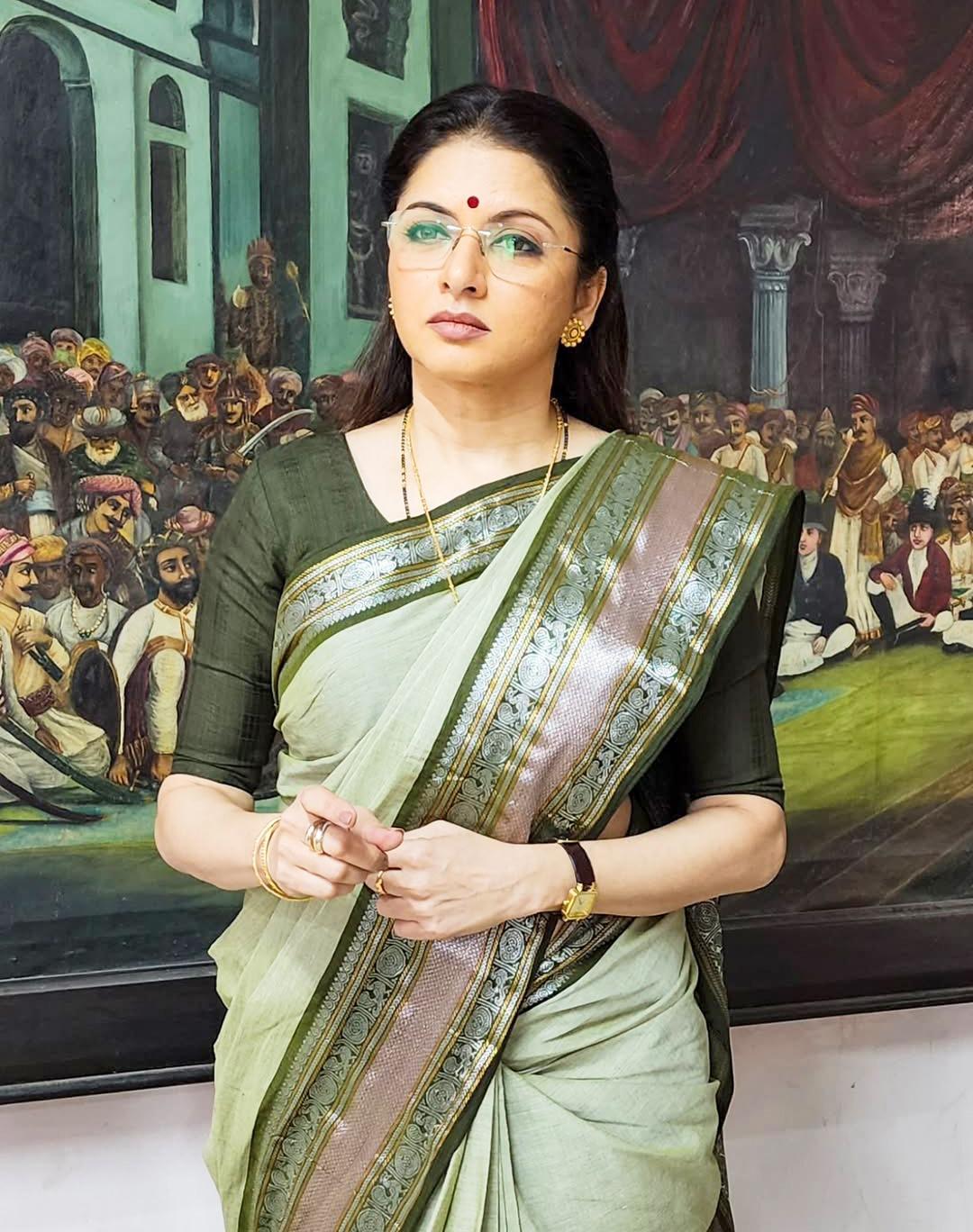 Bhagyashree emphasises the importance of "gurus" on Teacher's Day