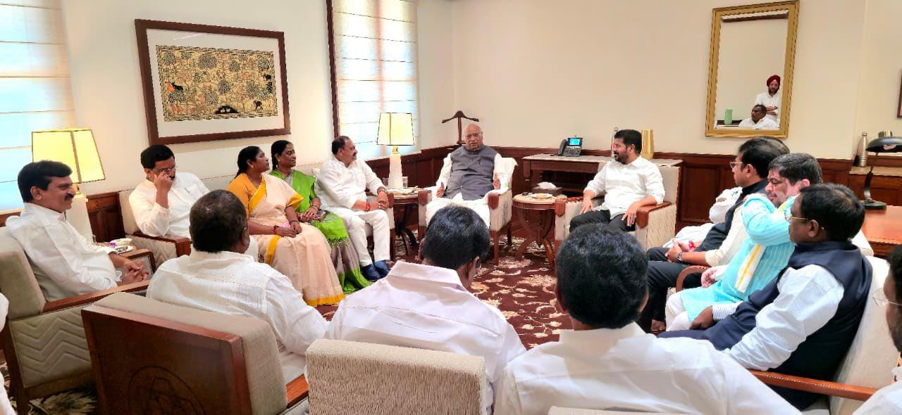 T'gana CM Revanth Reddy meets Rahul Gandhi, Mallikarjun Kharge