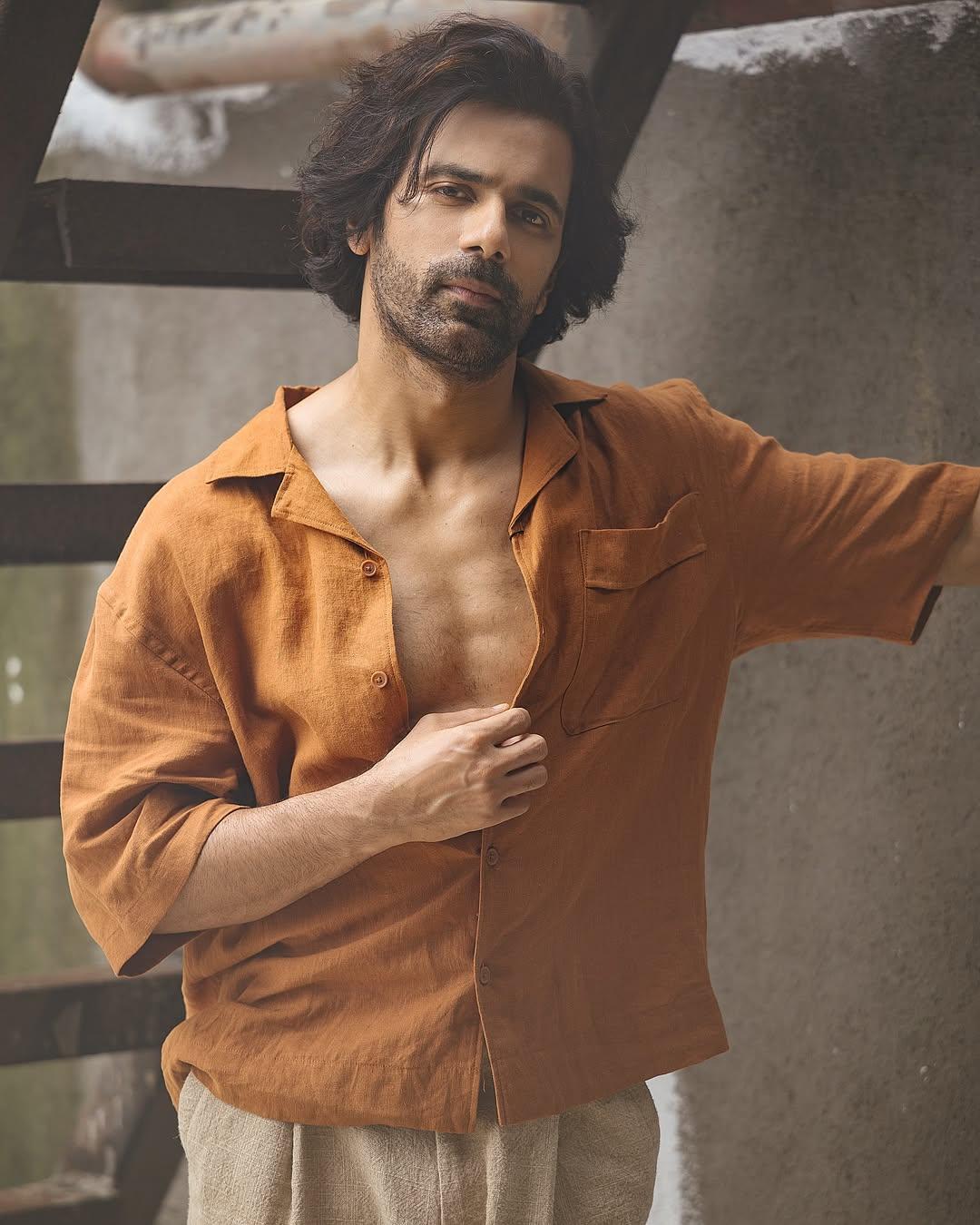 TV actor Anuj Sachdeva brutally attacked by a society inmate for raising wrong parking issue