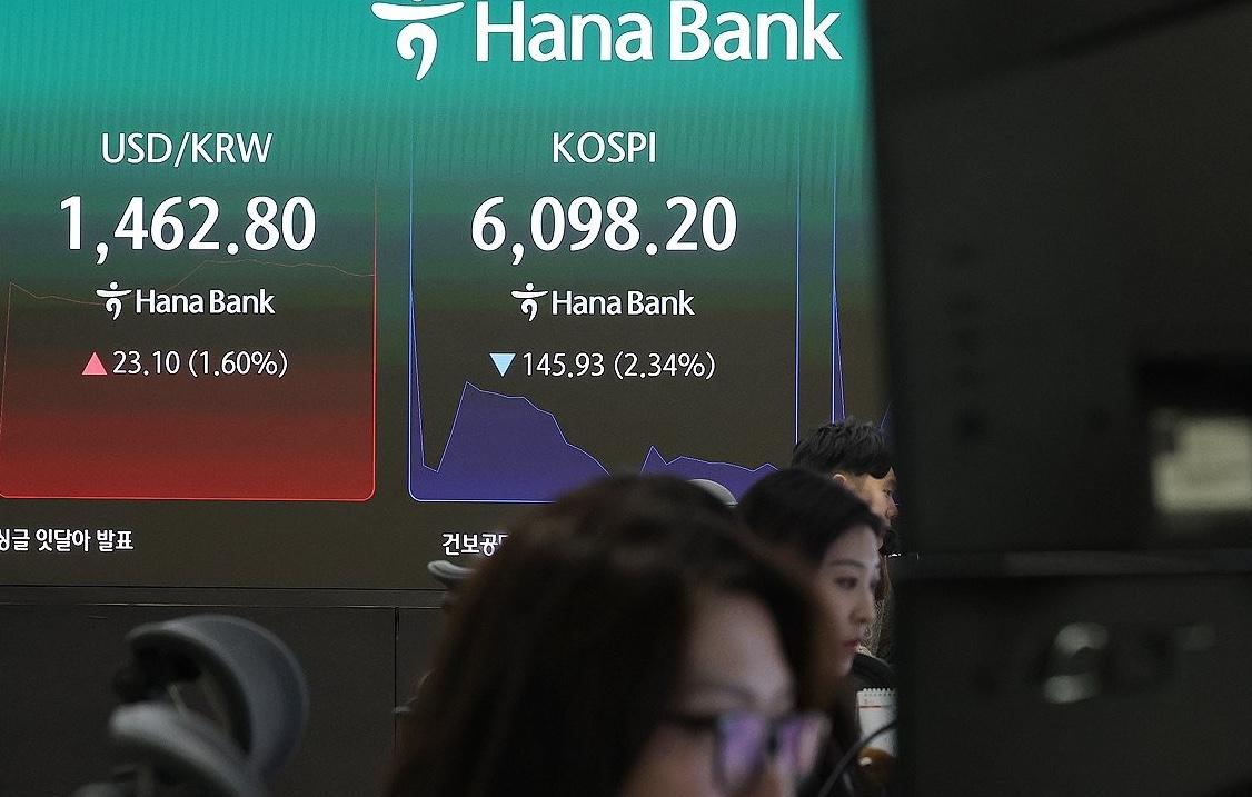 Seoul shares down 8 pc following trading suspension amid market slide