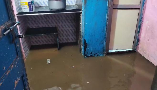 Mumbai: Heavy rains wreak havoc, homes submerged in Kandivali