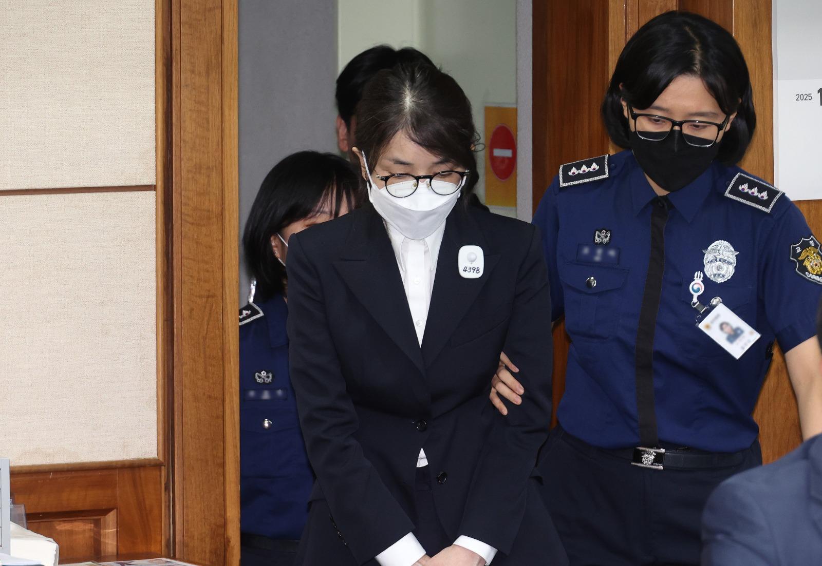 South Korea: Ex-first lady attends 1st hearing of corruption trial