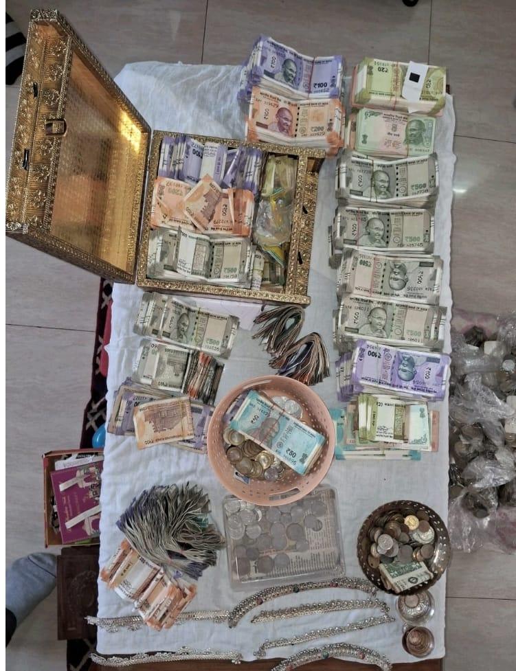 Karnataka Lokayukta raids four govt officers in DA case, properties valued at Rs 18.20 crore seized (Lead)