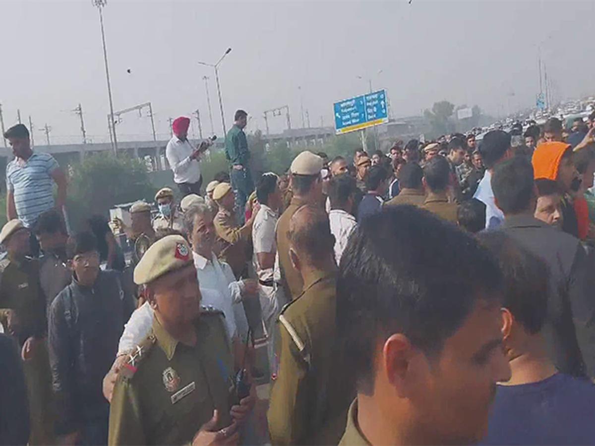 Protesters block Ghaziabad road