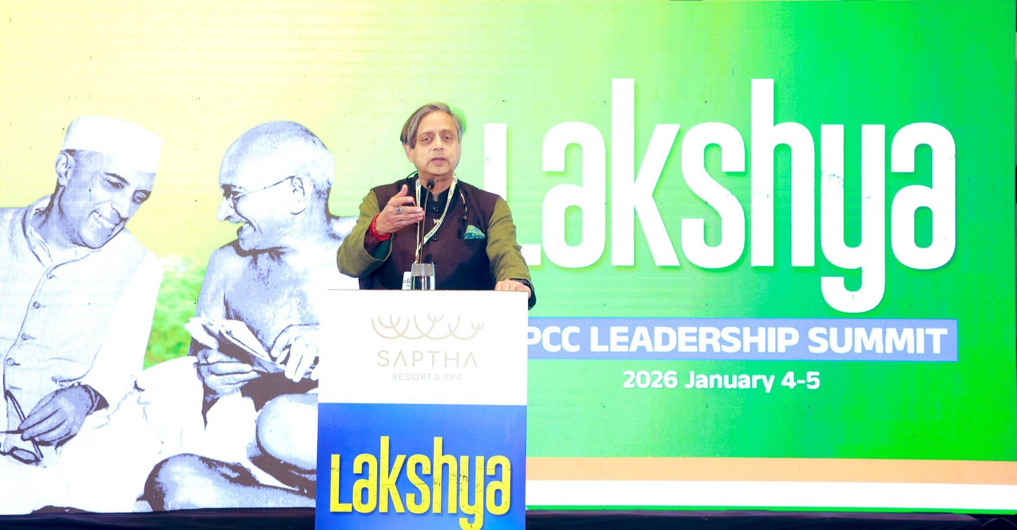 Tharoor projects solidarity, says ‘no issue with the party’
