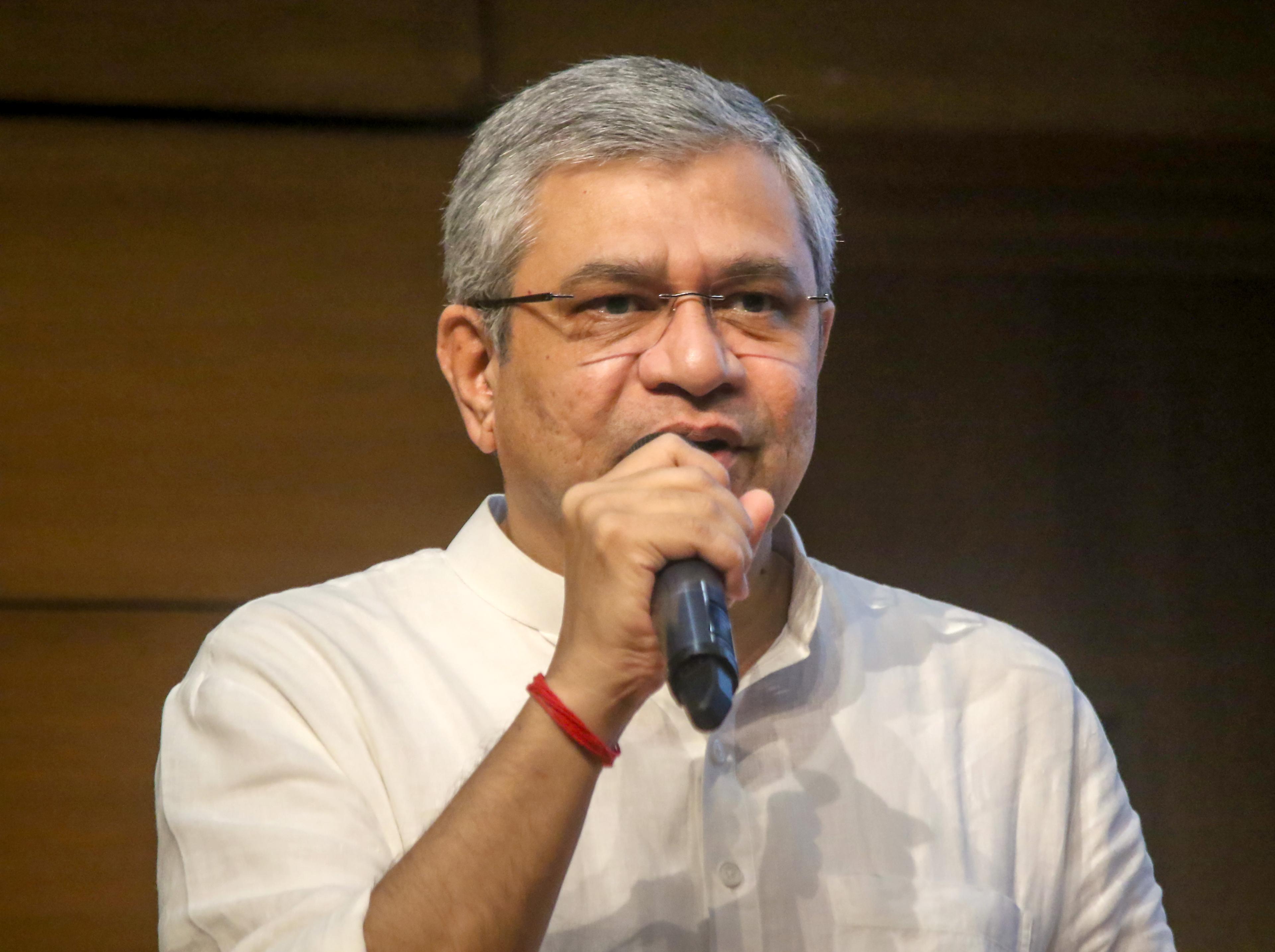 Ashwini Vaishnaw reviews Odisha's preparedness as Cyclone Montha nears Andhra Pradesh