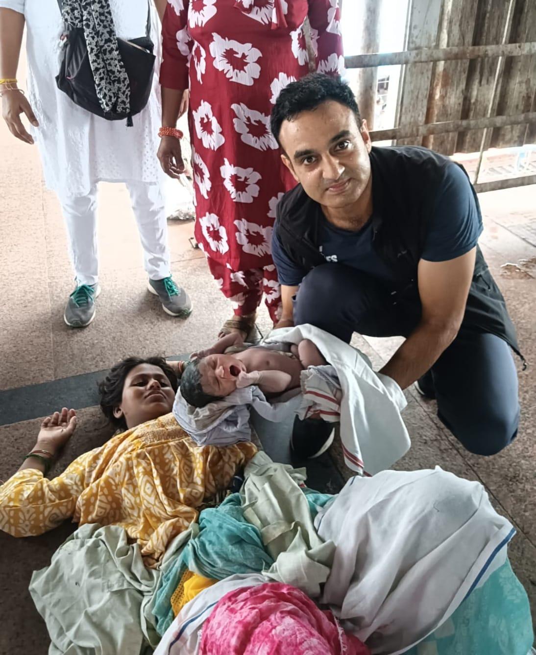 Major Rohit Bachwala gets Chief of Army Staff Commendation Card for helping woman deliver baby at rly stn