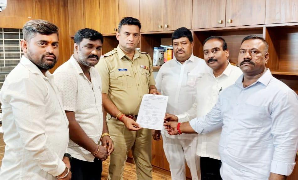 K'taka Congress protests against BJP for comparing Indira Gandhi to Hitler; lodges FIR