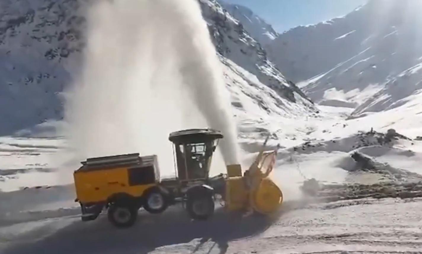 BRO intensifies snow clearance operations at Zoji La to support army’s winter preparedness
