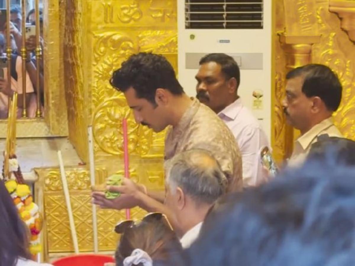 Vicky Kaushal Prays at Babulnath Temple