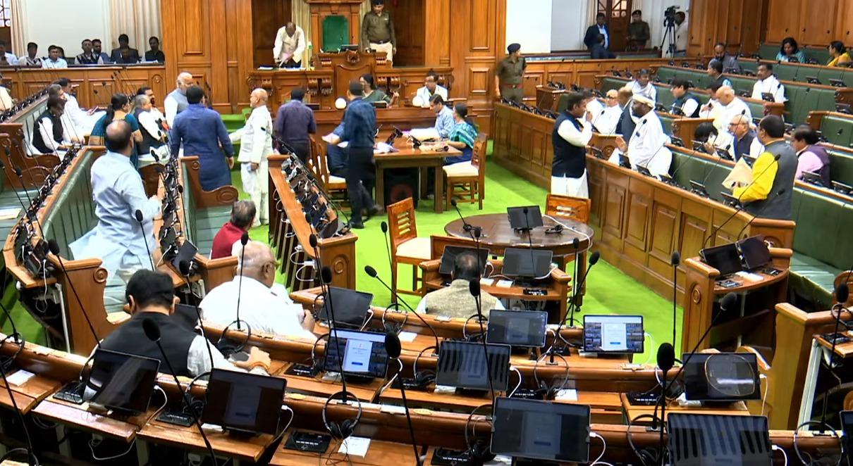 HAM MLAs 'meet' Tejashwi Yadav during RS polls voting in Bihar Assembly