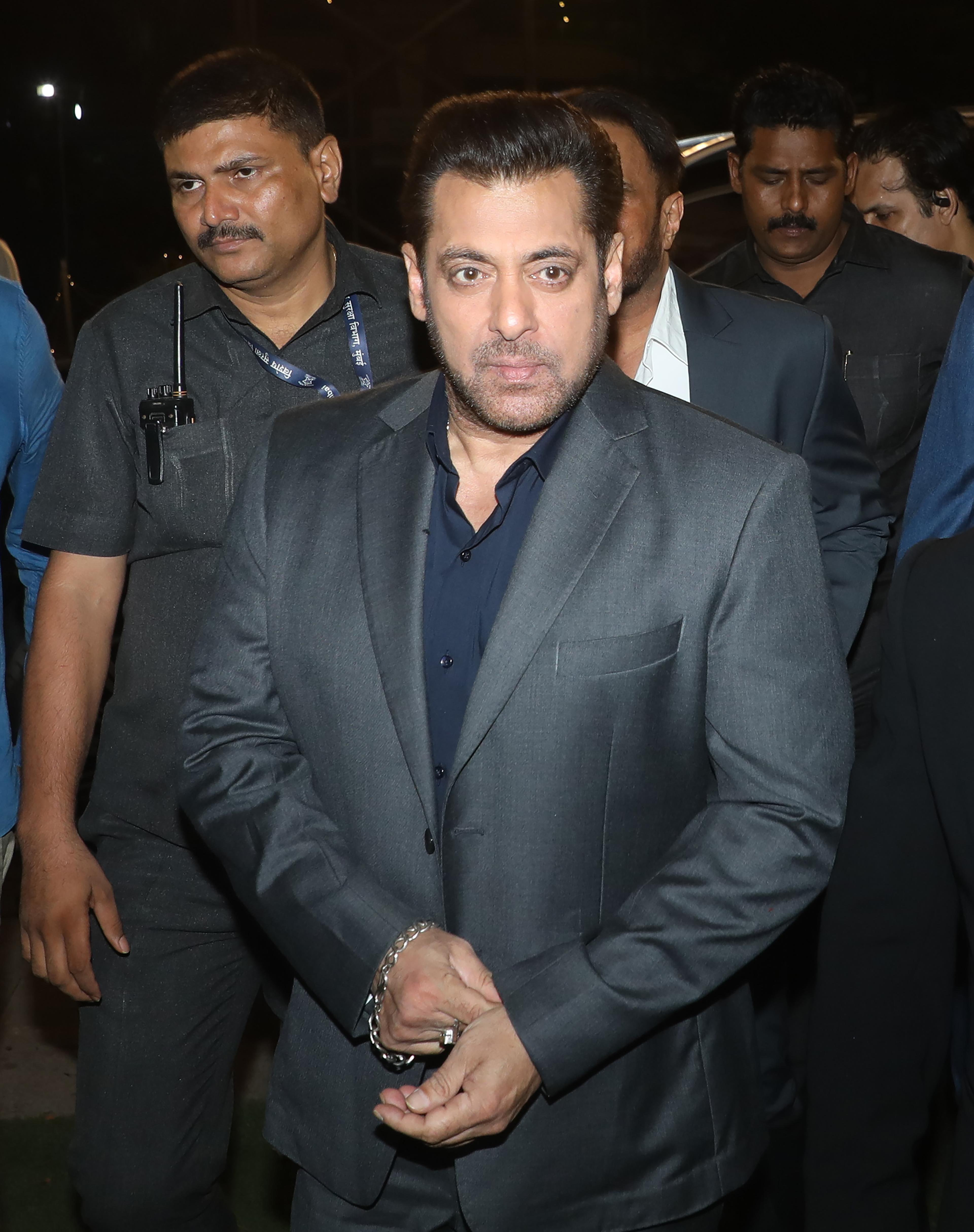 Salman Khan visits Dharmendra at the hospital
