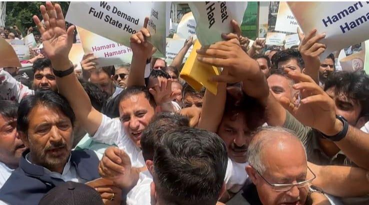 J&K Police foil Congress' march for statehood restoration in Srinagar