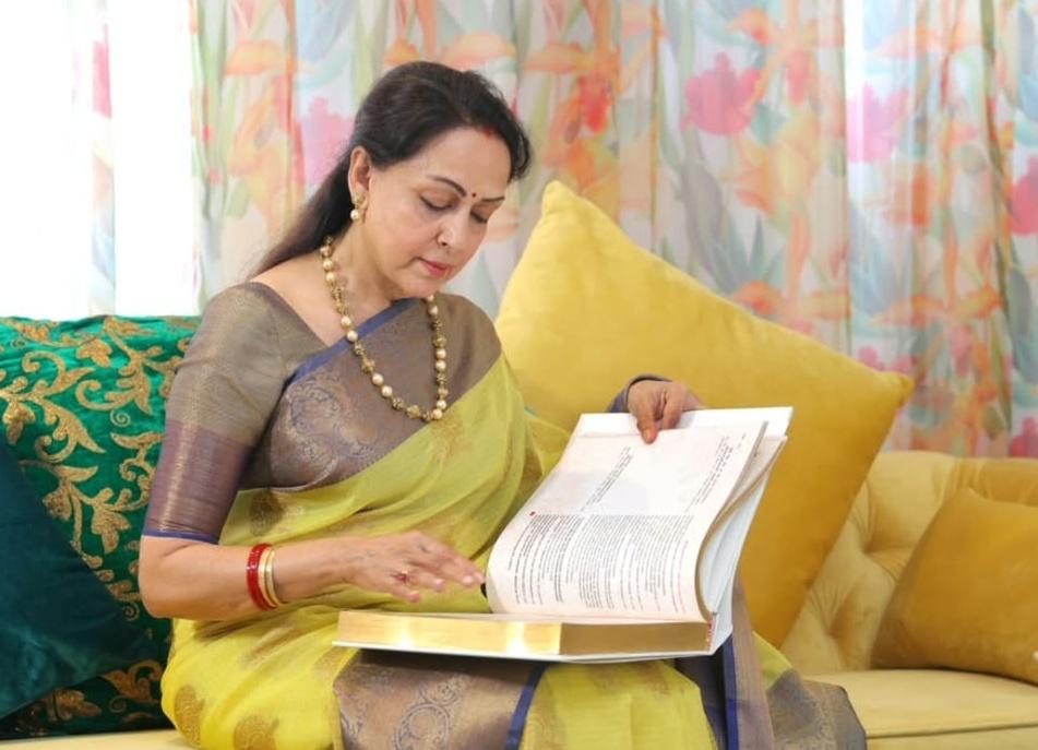 Hema Malini voices concern over fading reading culture on National Reading Day