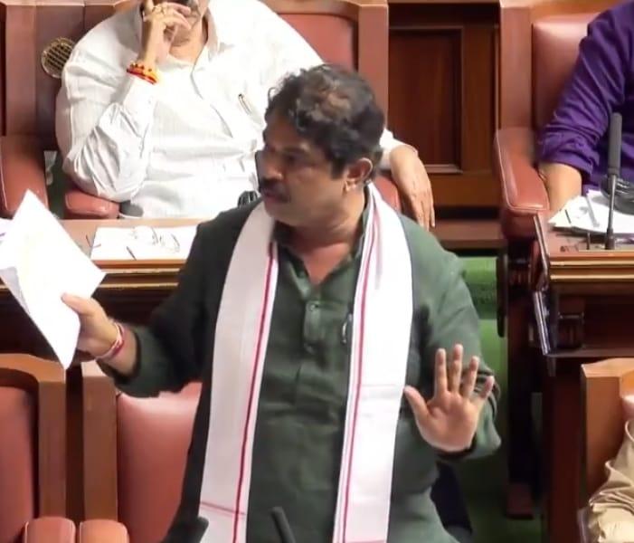 K'taka stampede tragedy: BJP demands resignation of CM & Dy CM, probe by CBI (Ld)