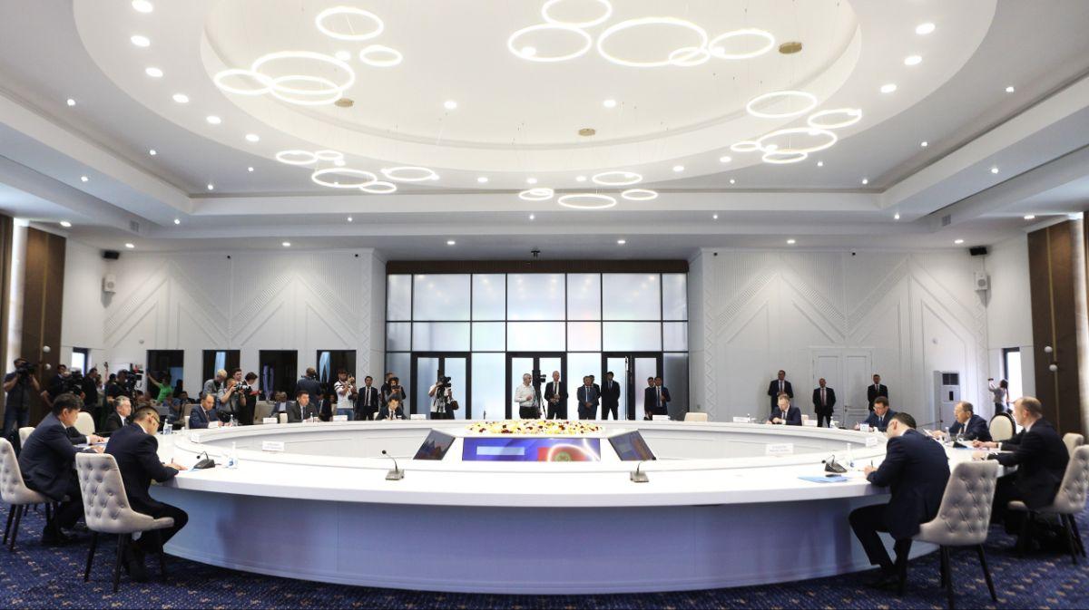 Kyrgyz Prez discusses bilateral, multilateral cooperation with Russian FM