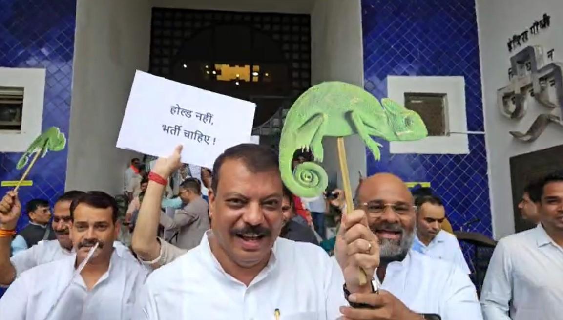 Congress stages 'colour protest' as MP Assembly opens Monsoon session