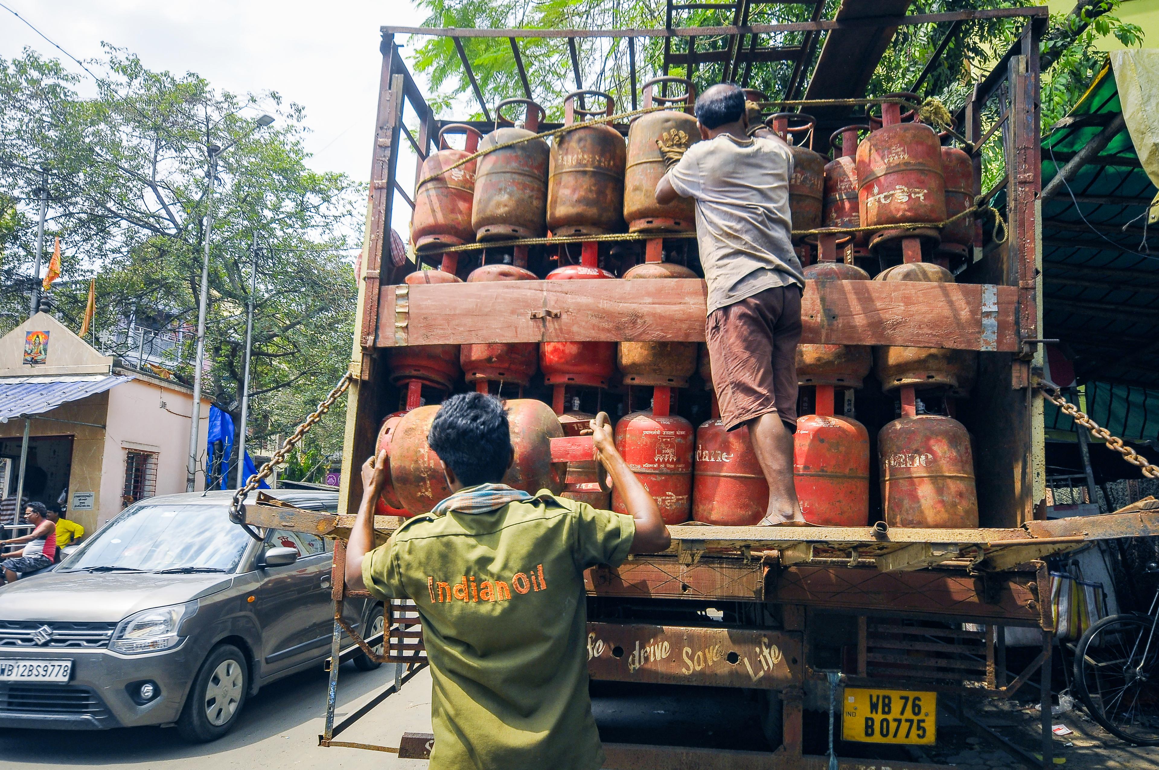 Illegal use of domestic LPG cylinders in Mumbai hotel; FIR filed against owner, manager
